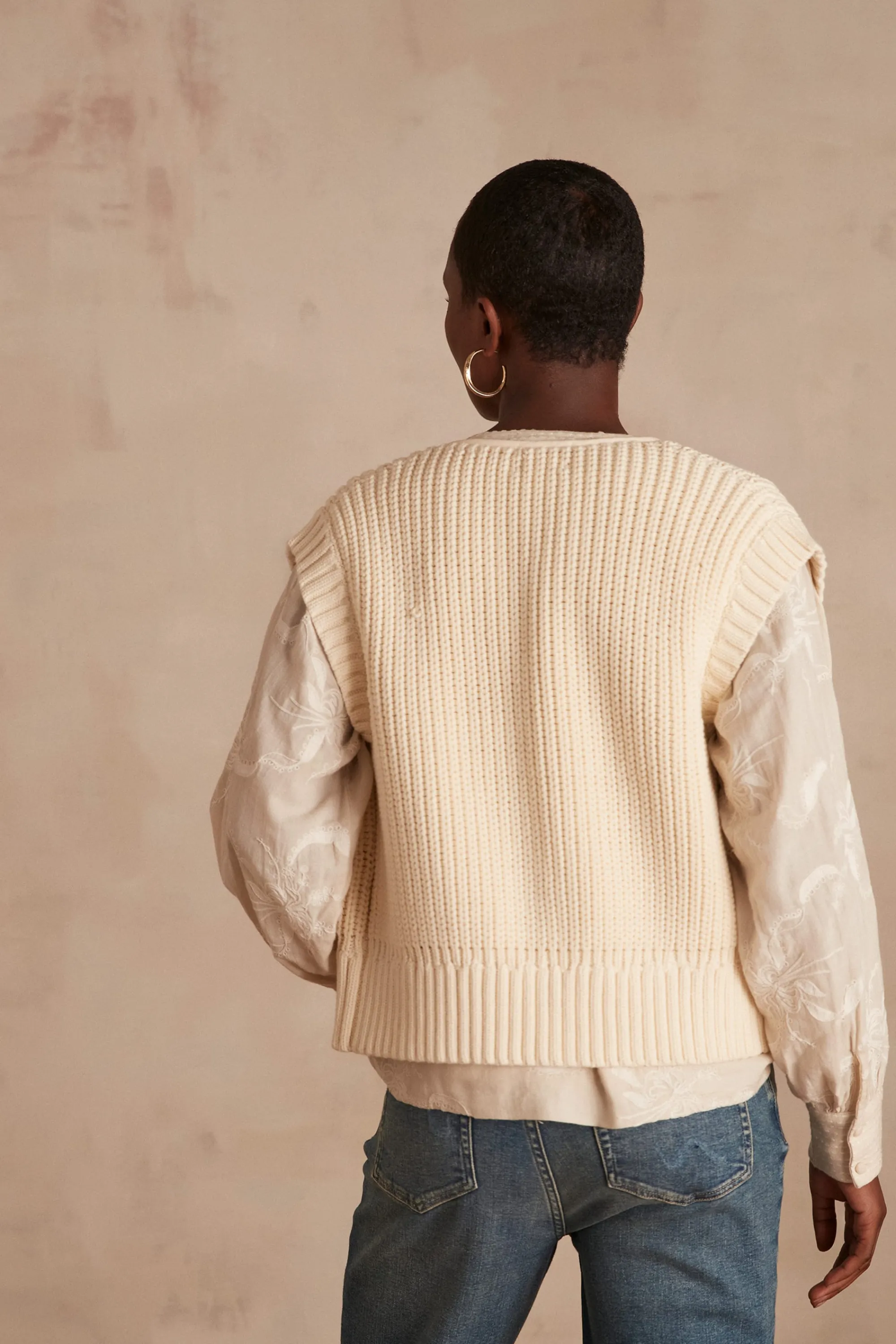Maison 123 Gilets Courts | Gilets Sans Manches>Gilet sans manches Laurena Produit labellisé We Care mettant en avant l'utilisation de matières plus responsables et la valorisation de la production locale IVOIRE