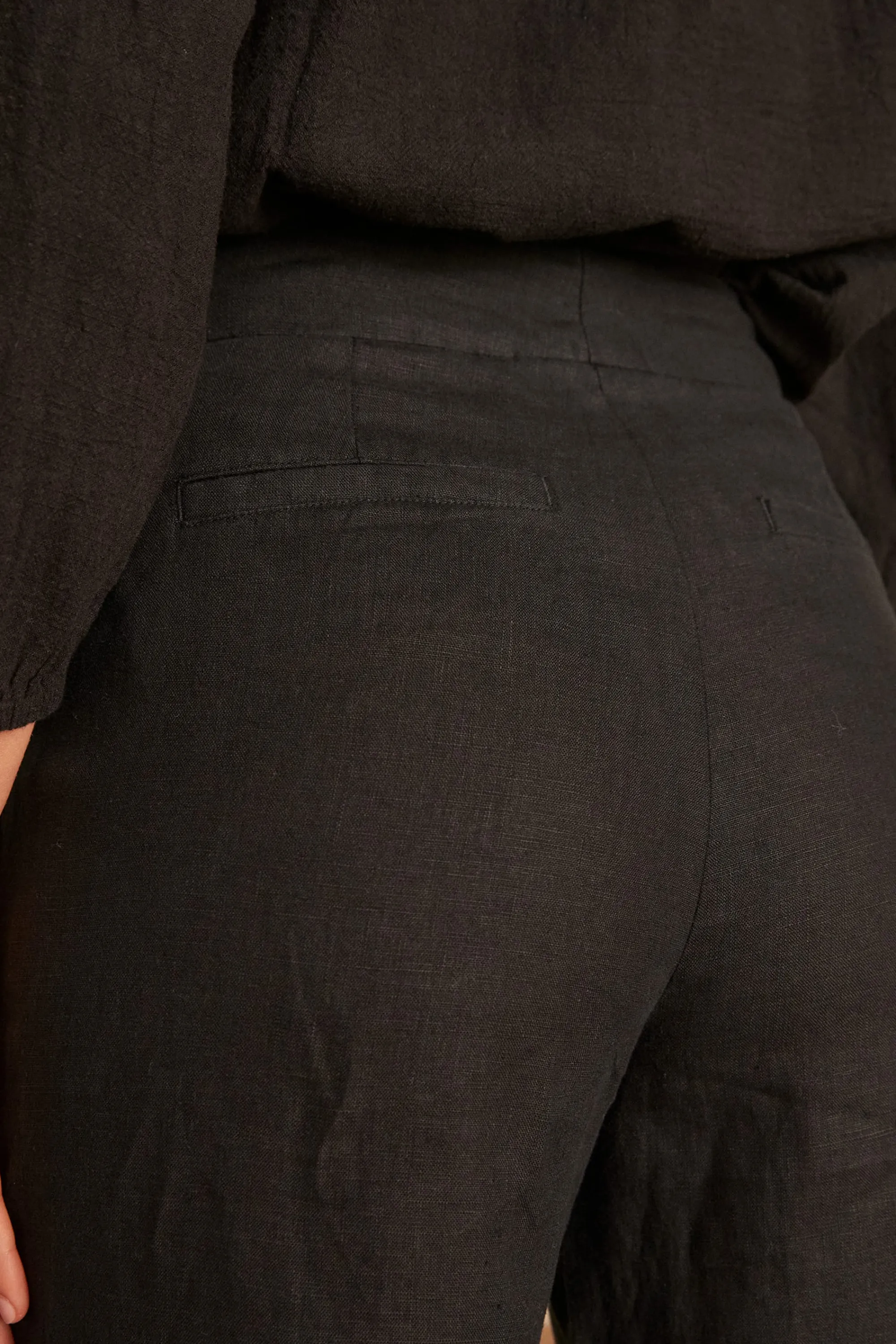 Maison 123 Pantalons Fluides | Pantalons Larges>Pantalon droit en lin Pio Produit labellisé We Care mettant en avant l'utilisation de matières plus responsables et la valorisation de la production locale NOIR