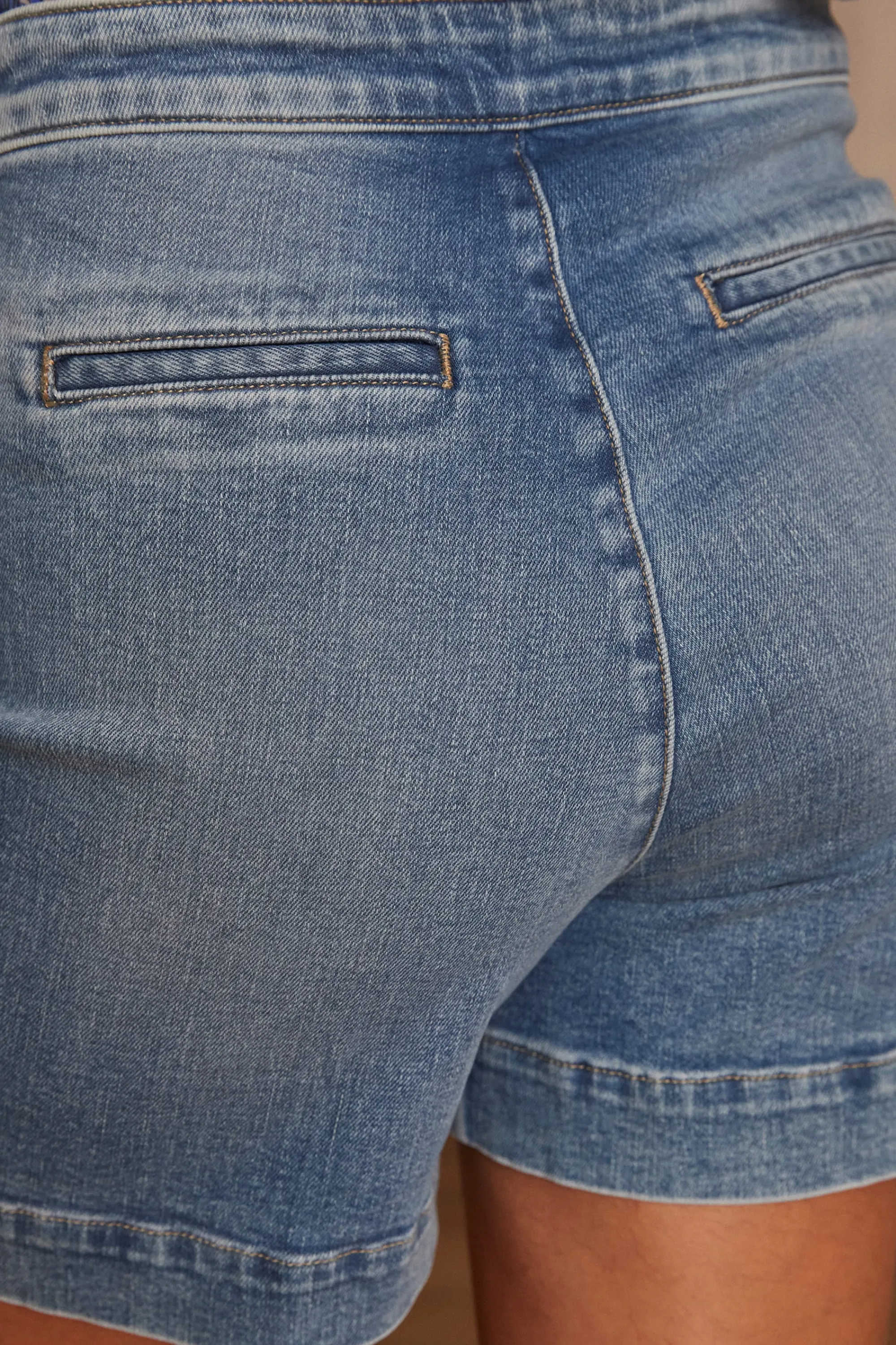 Maison 123 Jeans We Care>Short MICKY Produit labellisé We Care mettant en avant l'utilisation de matières plus responsables et la valorisation de la production locale DELAVE CLAIR