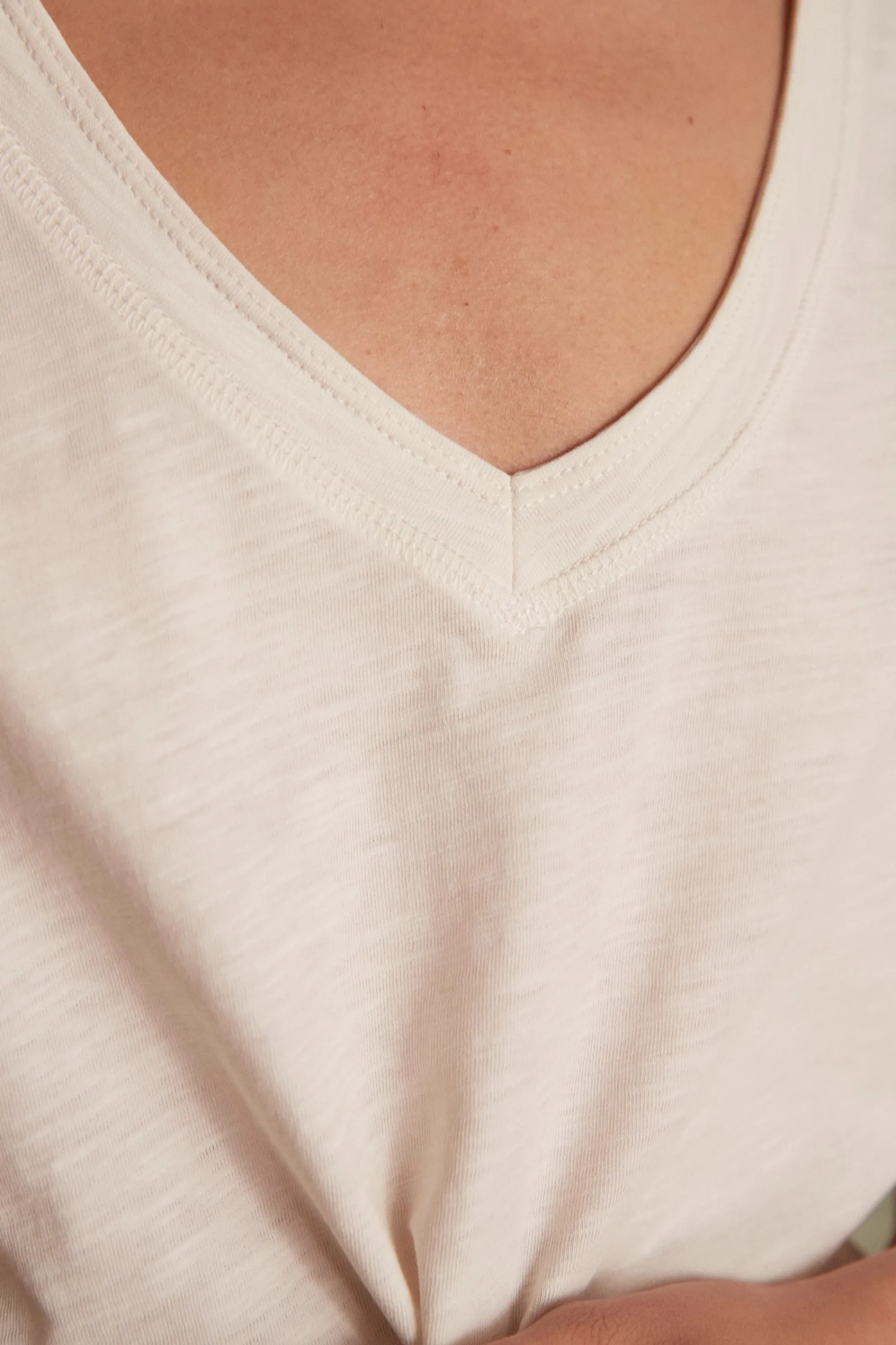 Maison 123 T-Shirts Col V | T-Shirts Blancs>T-shirt DELYA Produit labellisé We Care mettant en avant l'utilisation de matières plus responsables et la valorisation de la production locale CREME